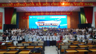 RỰC RỠ SẮC MÀU NGÀY HỘI CHÀO ĐÓN TÂN SINH VIÊN KHOA NGOẠI NGỮ K49